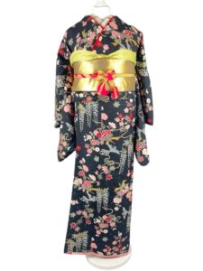 【小振袖　FURISODE】 （袖丈1尺8寸）総柄　黒に和の花咲くがごとく遊ばんせ　裾吹き綿仕立て★ポリエステル袷