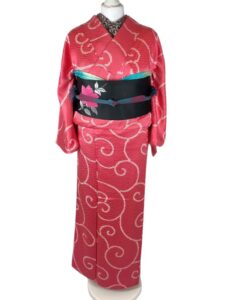 【小紋 KOMON】 綸子　ショッキングピンクに唐草文様★正絹袷