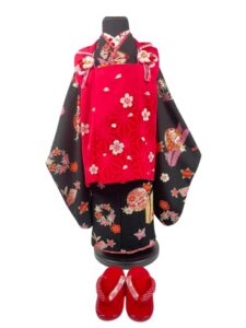 【七五三Girl女の子　3歳/5歳】 黒地に毬と羽子板　吉祥柄尽くし 被布　紅に桜麻の葉