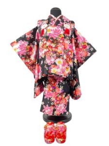【七五三Girl女の子　3歳/5歳】黒地に咲き誇る桜に鈴　被布　黒地に咲き誇る桜に鈴と愛らしいウサギ