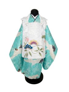 【七五三 3歳】 パステルブルーの蒼天に飛翔する鶴