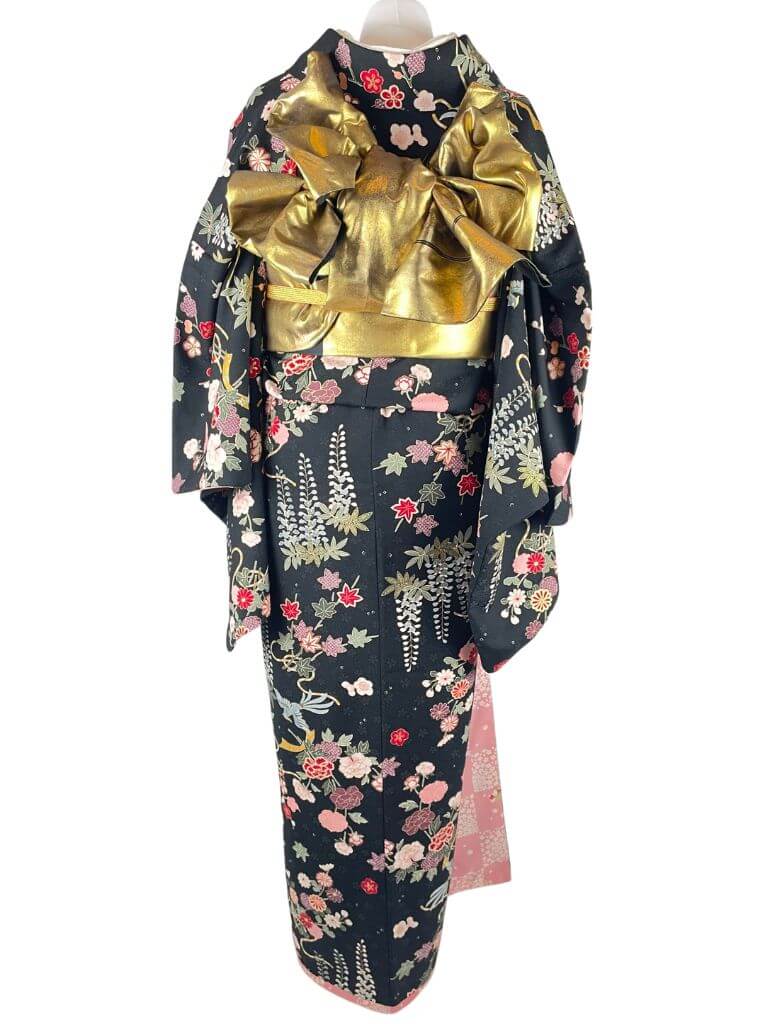 【小振袖　FURISODE】 （袖丈1尺8寸）総柄　黒に和の花咲くがごとく遊ばんせ　裾吹き綿仕立て★ポリエステル袷