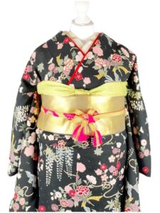 【小振袖　FURISODE】 （袖丈1尺8寸）総柄　黒に和の花咲くがごとく遊ばんせ　裾吹き綿仕立て★ポリエステル袷