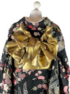 【小振袖　FURISODE】 （袖丈1尺8寸）総柄　黒に和の花咲くがごとく遊ばんせ　裾吹き綿仕立て★ポリエステル袷