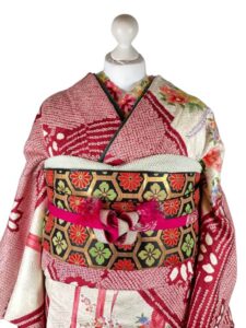 【振袖　FURISODE】 白に深緋（こきひ）色　絞りにフラワーブーケ★正絹袷