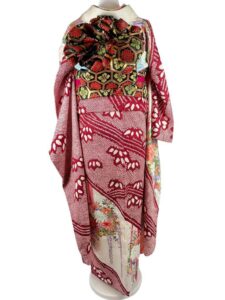 【振袖　FURISODE】 白に深緋（こきひ）色　絞りにフラワーブーケ★正絹袷