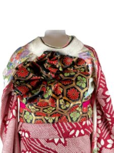 【振袖　FURISODE】 白に深緋（こきひ）色　絞りにフラワーブーケ★正絹袷