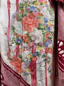 【振袖　FURISODE】 白に深緋（こきひ）色　絞りにフラワーブーケ★正絹袷