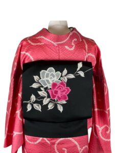 【小紋 KOMON】 綸子　ショッキングピンクに唐草文様★正絹袷