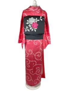 【小紋 KOMON】 綸子　ショッキングピンクに唐草文様★正絹袷