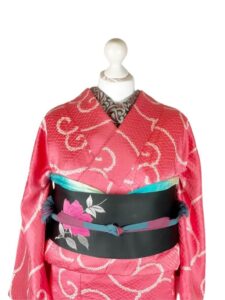 【小紋 KOMON】 綸子　ショッキングピンクに唐草文様★正絹袷