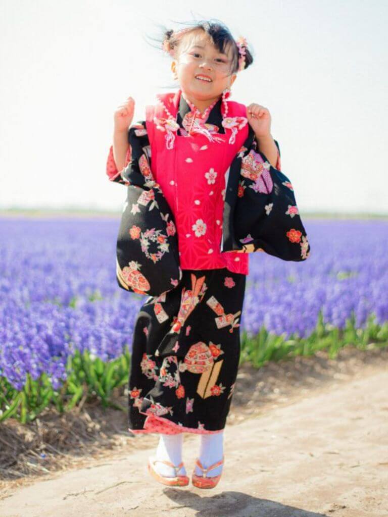 【七五三Girl女の子　3歳/5歳】 黒地に毬と羽子板　吉祥柄尽くし 被布　紅に桜麻の葉