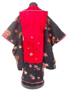 【七五三Girl女の子　3歳/5歳】 黒地に毬と羽子板　吉祥柄尽くし 被布　紅に桜麻の葉