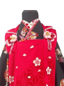 【七五三Girl女の子　3歳/5歳】 黒地に毬と羽子板　吉祥柄尽くし 被布　紅に桜麻の葉