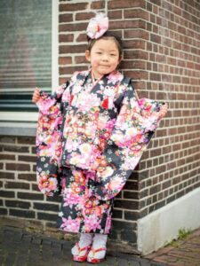 【七五三Girl女の子　3歳/5歳】黒地に咲き誇る桜に鈴　被布　黒地に咲き誇る桜に鈴と愛らしいウサギ