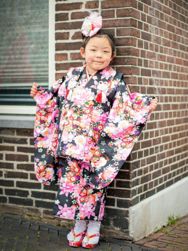 【七五三Girl女の子　3歳/5歳】黒地に咲き誇る桜に鈴　被布　黒地に咲き誇る桜に鈴と愛らしいウサギ