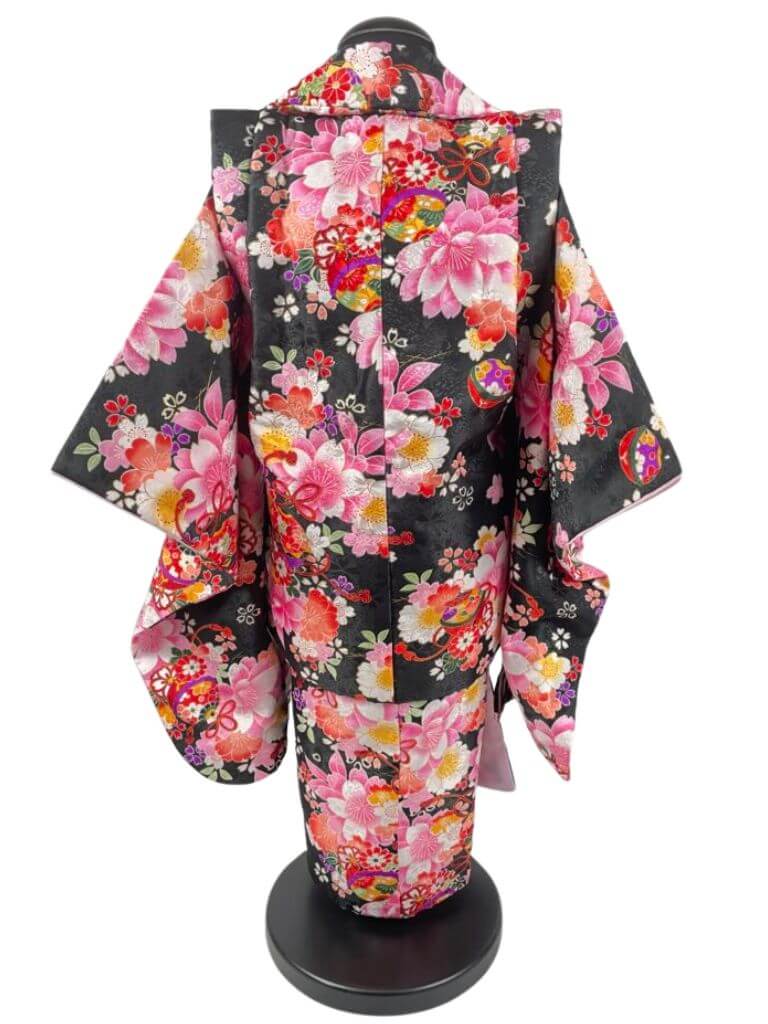 【七五三Girl女の子　3歳/5歳】黒地に咲き誇る桜に鈴　被布　黒地に咲き誇る桜に鈴と愛らしいウサギ