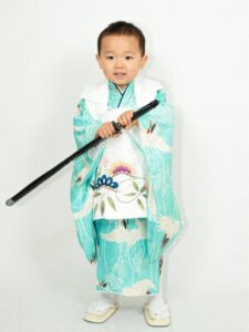 【七五三 3歳】 パステルブルーの蒼天に飛翔する鶴