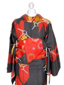 【銘仙 MEISEN】 始まりの和モダン　緋色矢羽根に鶸（ひわ）色の花菱★正絹袷