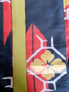 【銘仙 MEISEN】 始まりの和モダン　緋色矢羽根に鶸（ひわ）色の花菱★正絹袷