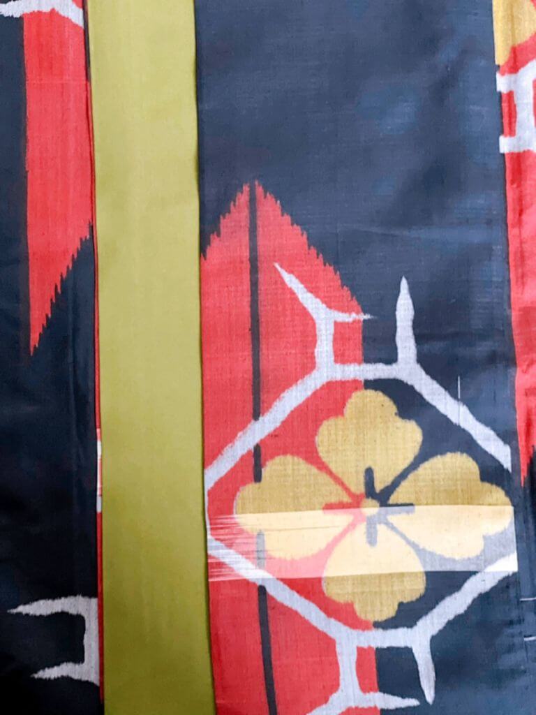 【銘仙 MEISEN】 始まりの和モダン　緋色矢羽根に鶸（ひわ）色の花菱★正絹袷