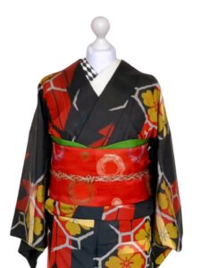 【銘仙 MEISEN】 始まりの和モダン　緋色矢羽根に鶸（ひわ）色の花菱★正絹袷