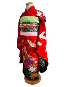 【七五三Girl女の子　7歳/5歳】　紅色（べにいろ）咲き誇る薔薇と夫婦鶴