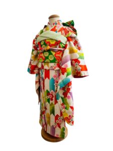 レトロきもの【七五三Girl女の子 7歳/5歳】 彩豊か 矢羽根に梅の花