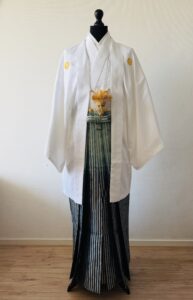 【男性紋付】白に金の紋付・グラデーションの縦縞の袴