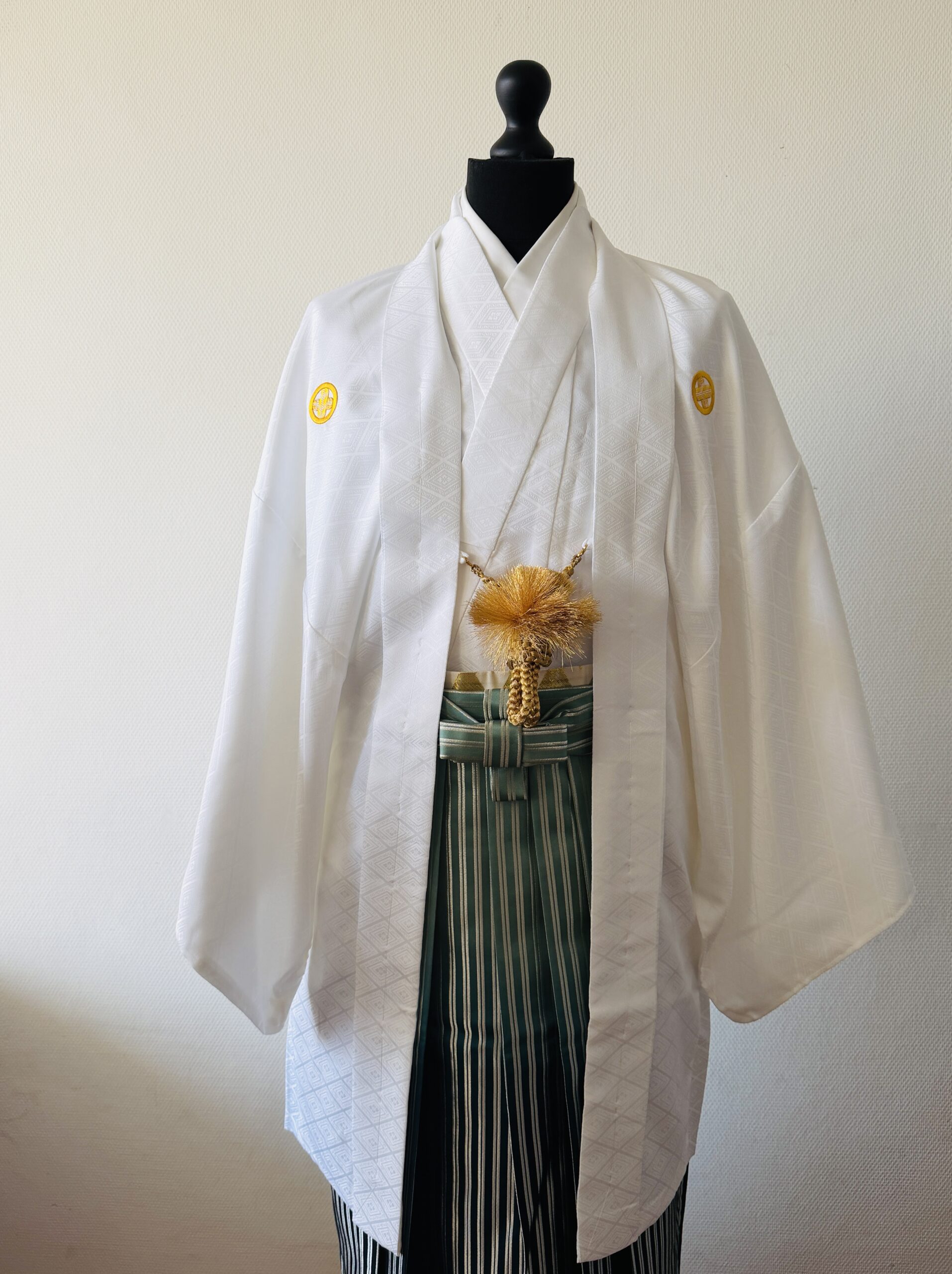 【男性紋付】白に金の紋付・グラデーションの縦縞の袴