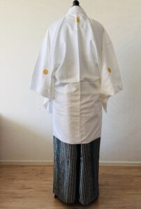 【男性紋付】白に金の紋付・グラデーションの縦縞の袴