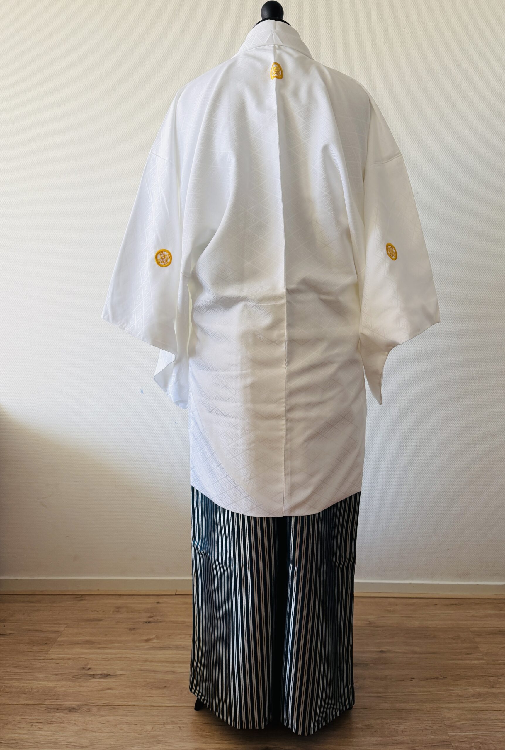 【男性紋付】白に金の紋付・グラデーションの縦縞の袴