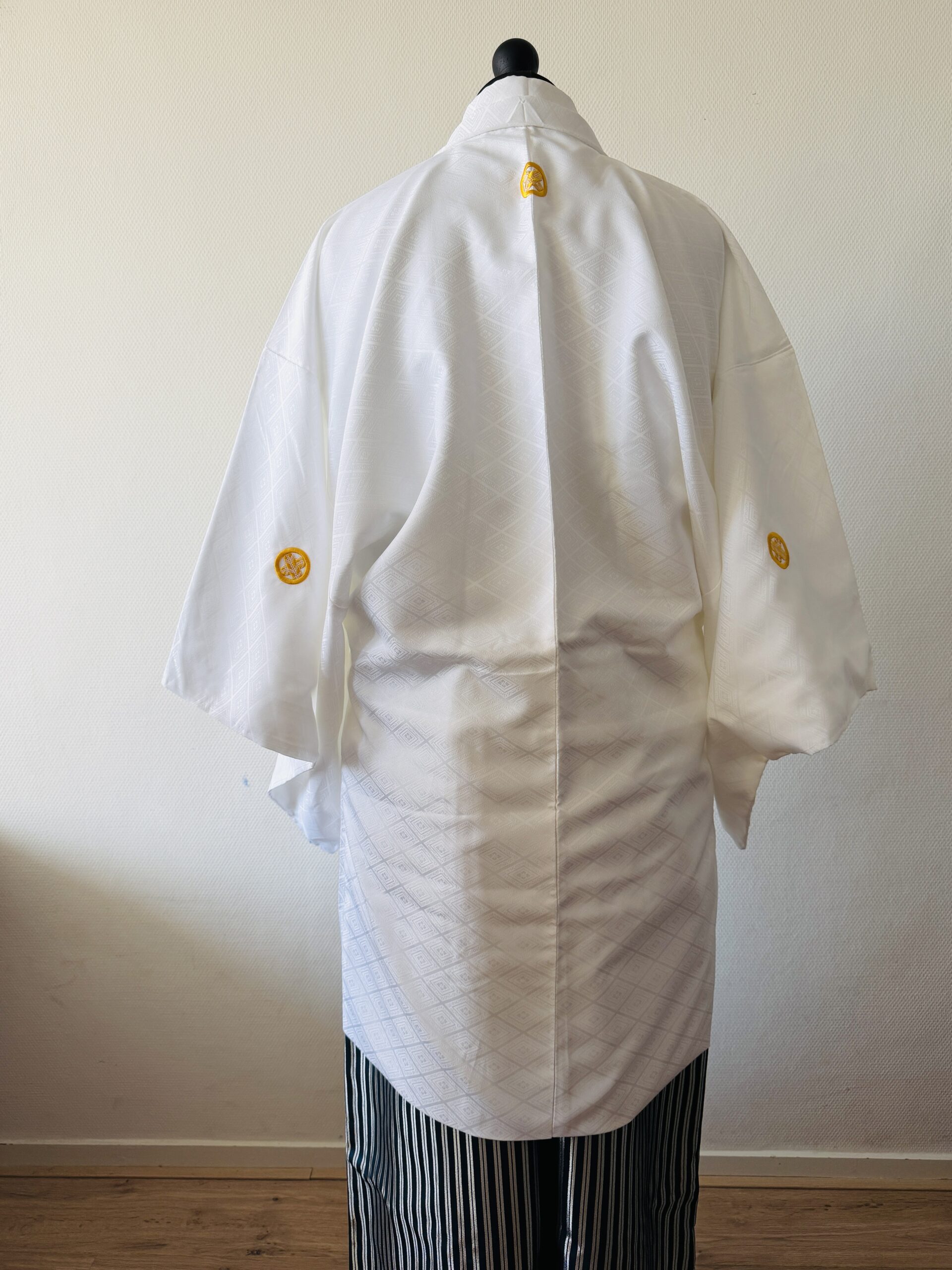 【男性紋付】白に金の紋付・グラデーションの縦縞の袴