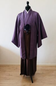 【男性紋付】深紫の縦縞紬に憲法色の袴