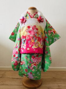 【七五三Girl女の子　3歳/5歳】若竹色（わかたけいろ）に白の被布　華やぎの鞠