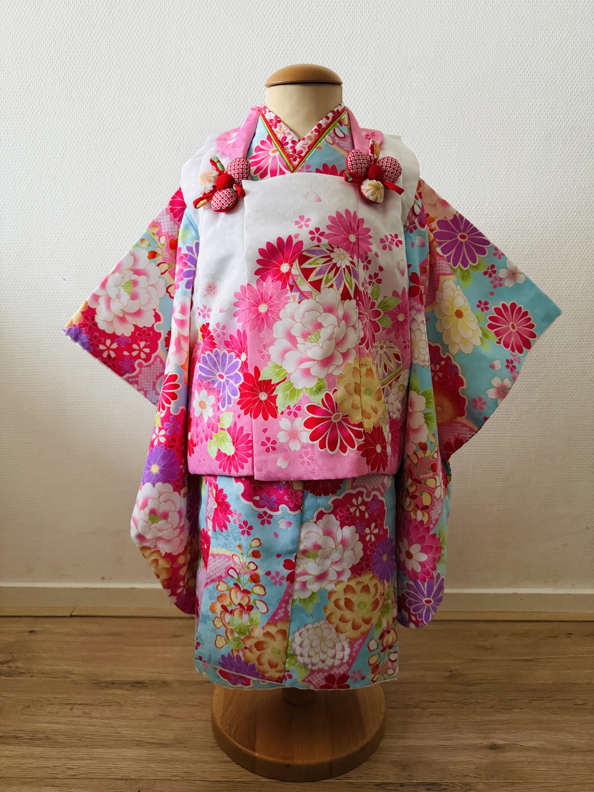 【七五三Girl女の子　3歳/5歳】空色（そらいろ）に白のお被布　美しき花の競演