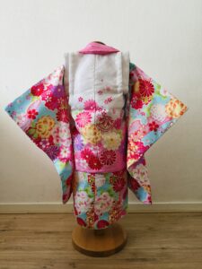 【七五三Girl女の子　3歳/5歳】空色（そらいろ）に白のお被布　美しき花の競演