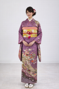 【小振袖　FURISODE】（袖丈1尺8寸）紫色に花菱の地紋　絞りと金駒刺繍に花咲く毬と蝶★正絹袷