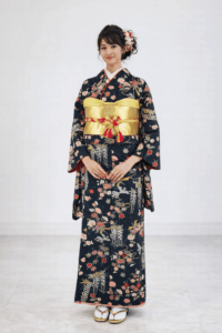 【小振袖　FURISODE】 （袖丈1尺8寸）総柄　黒に和の花咲くがごとく遊ばんせ　裾吹き綿仕立て★ポリエステル袷