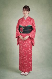 【小紋 KOMON】 綸子　ショッキングピンクに唐草文様★正絹袷