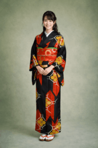 【銘仙 MEISEN】 始まりの和モダン　緋色矢羽根に鶸（ひわ）色の花菱★正絹袷