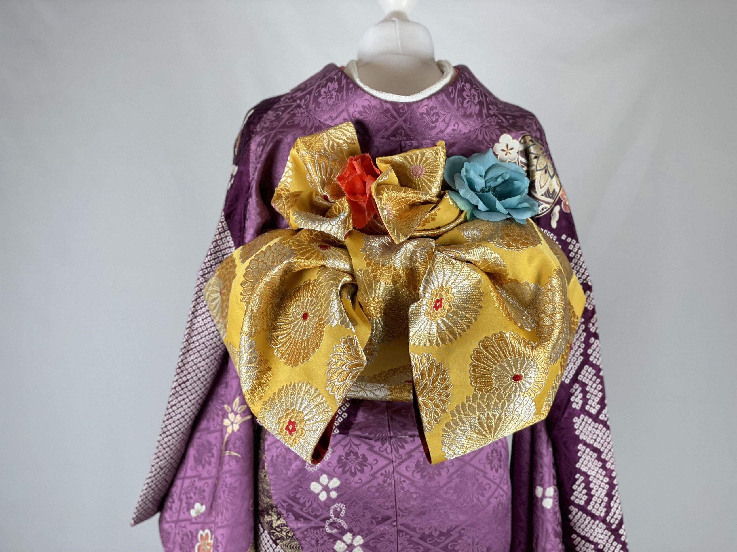 小振袖 FURISODE】（袖丈1尺8寸）紫色に花菱の地紋 絞りと金駒刺繍に花咲く毬と蝶☆正絹袷│オランダ 着物 晴レル屋 Hallelujah  Kimono