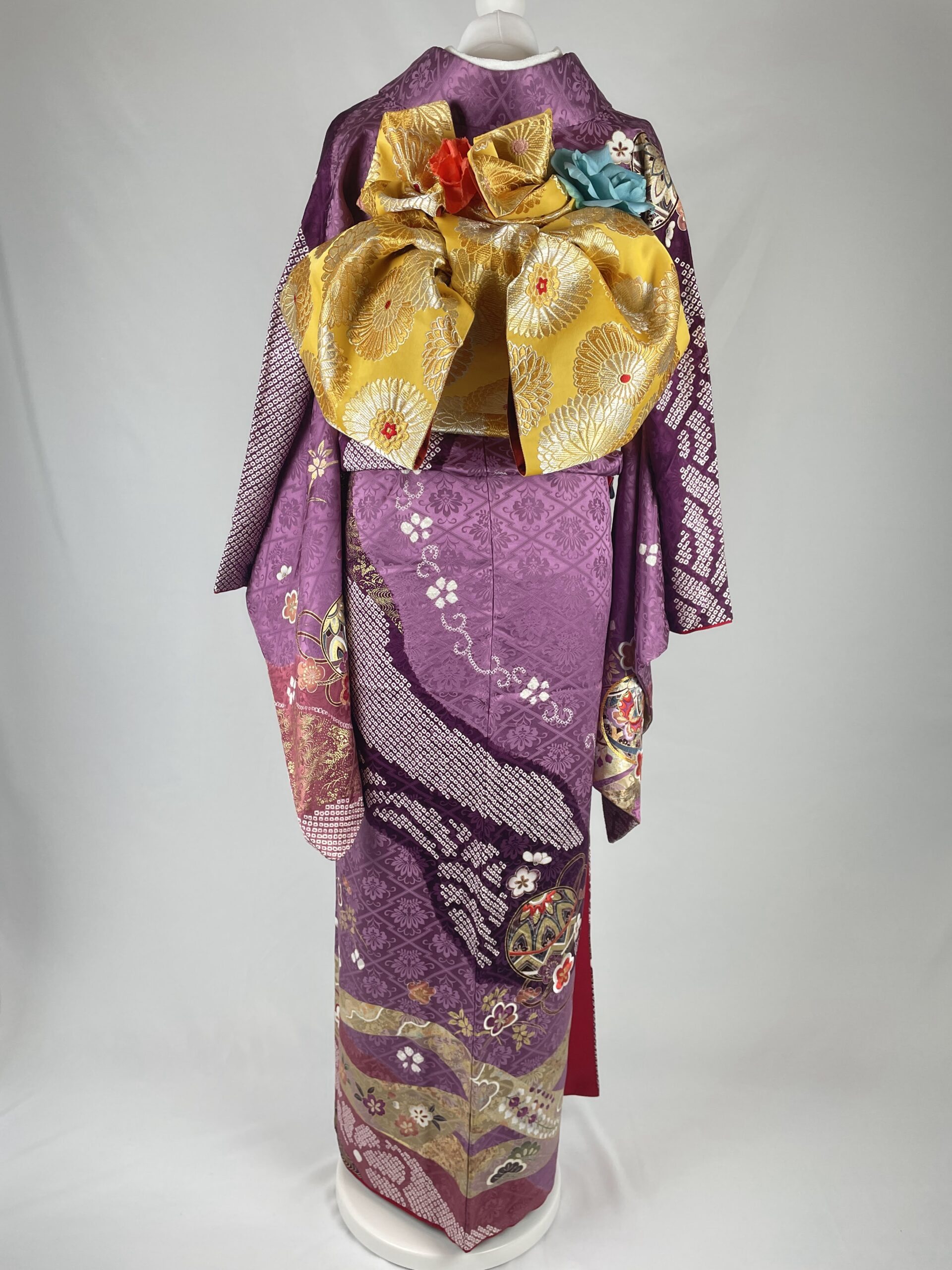 小振袖 FURISODE】（袖丈1尺8寸）紫色に花菱の地紋 絞りと金駒刺繍に花咲く毬と蝶☆正絹袷│オランダ 着物 晴レル屋 Hallelujah  Kimono