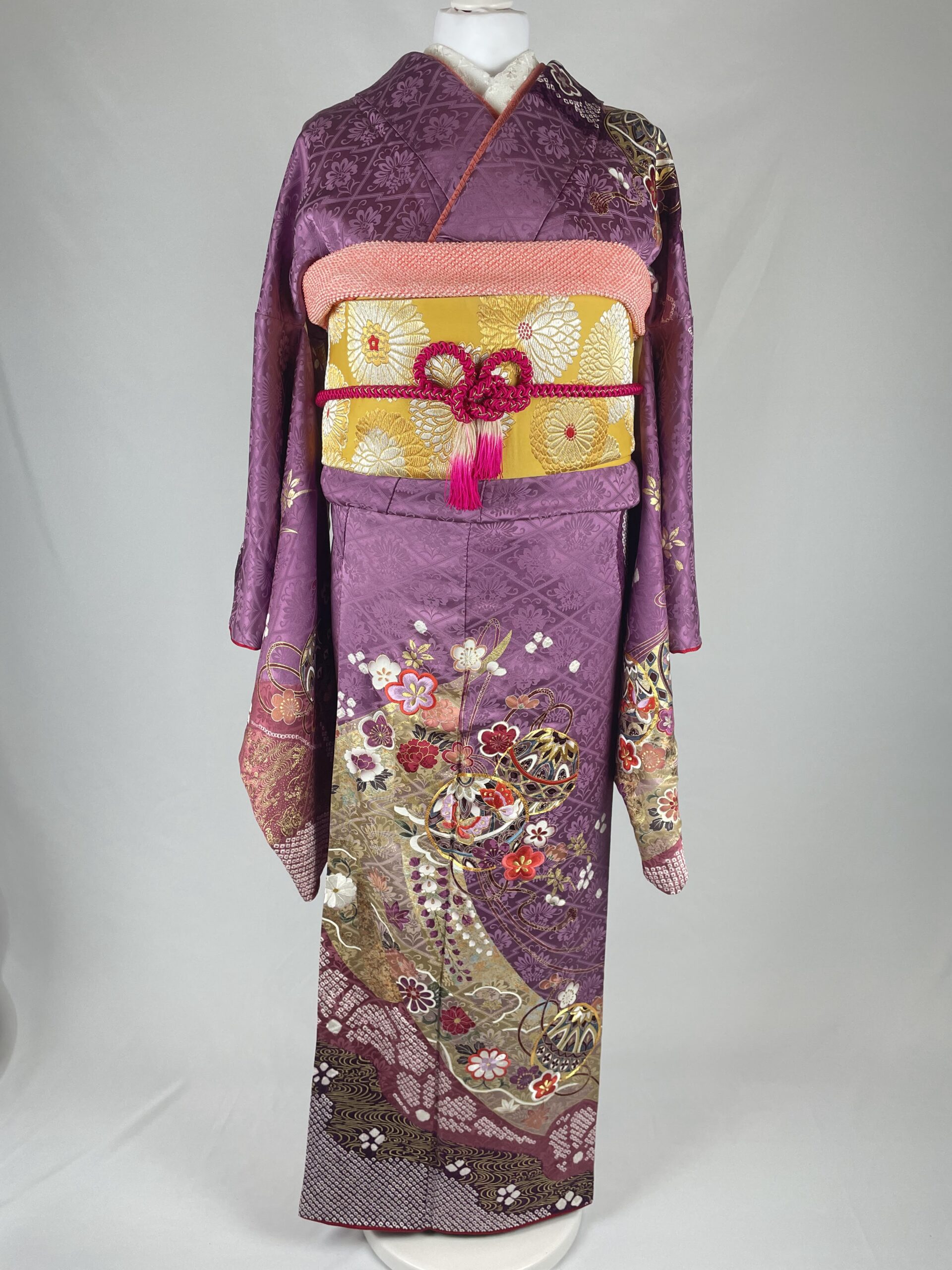 小振袖 FURISODE】（袖丈1尺8寸）紫色に花菱の地紋 絞りと金駒刺繍に花 