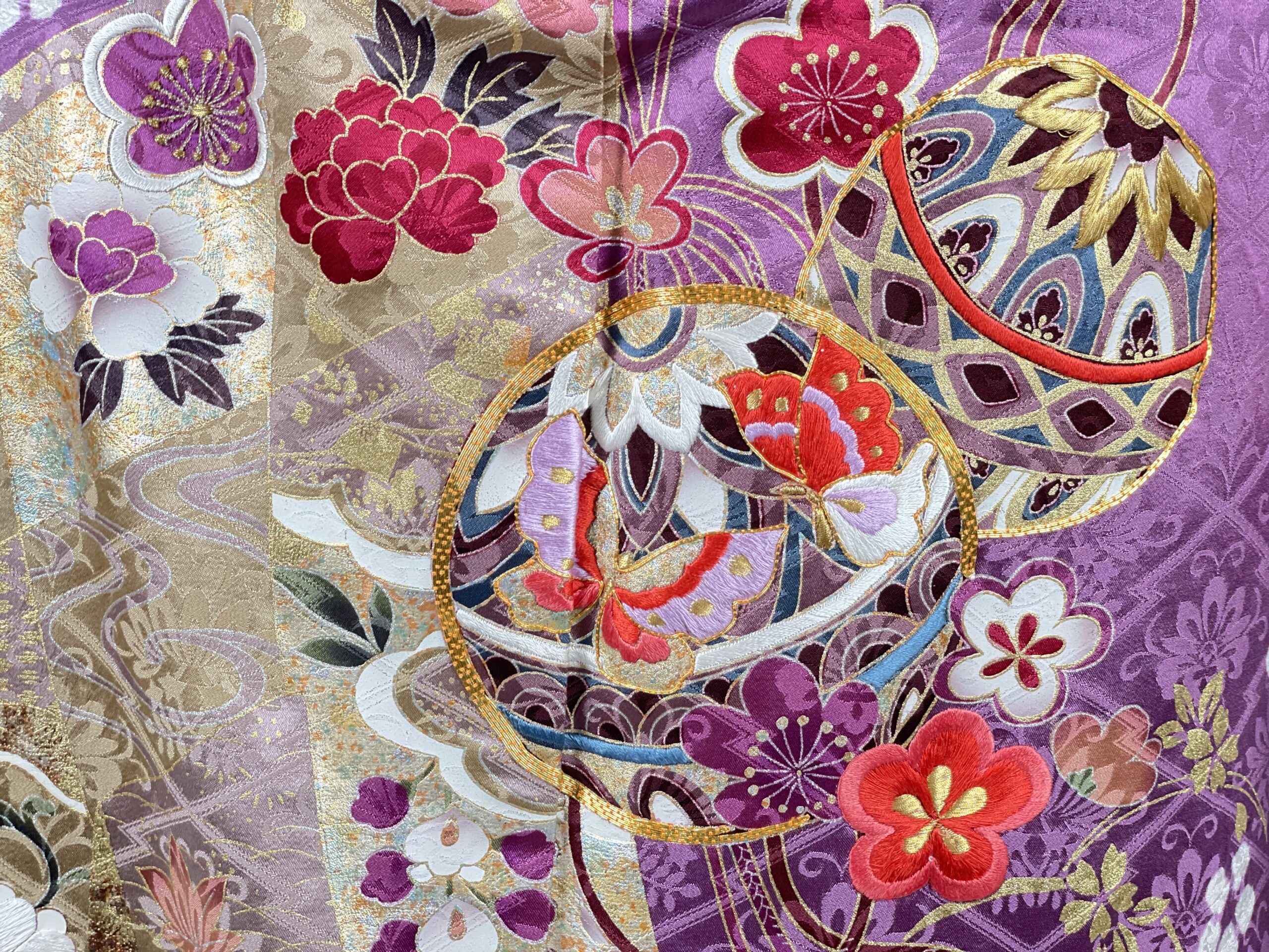 小振袖 FURISODE】（袖丈1尺8寸）紫色に花菱の地紋 絞りと金駒刺繍に花 