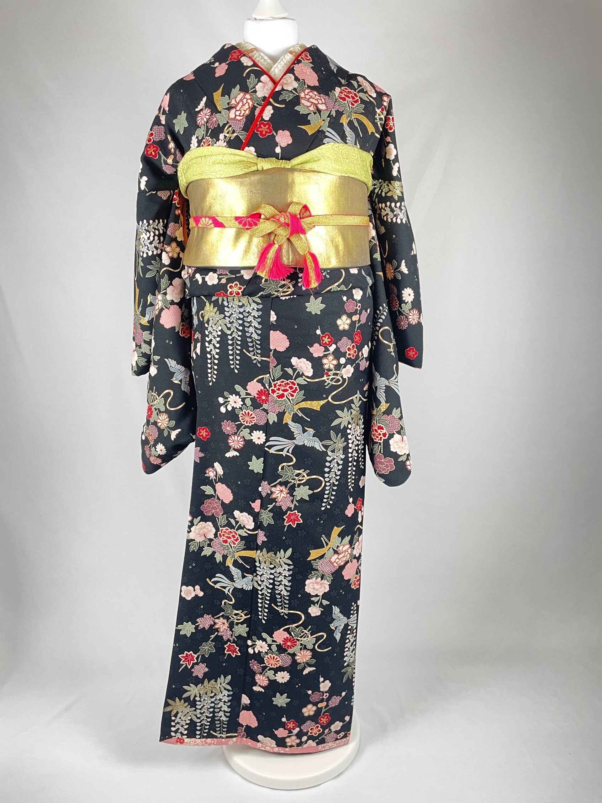 小振袖 FURISODE】（袖丈1尺8寸）総柄 黒に和の花咲くがごとく遊ばんせ