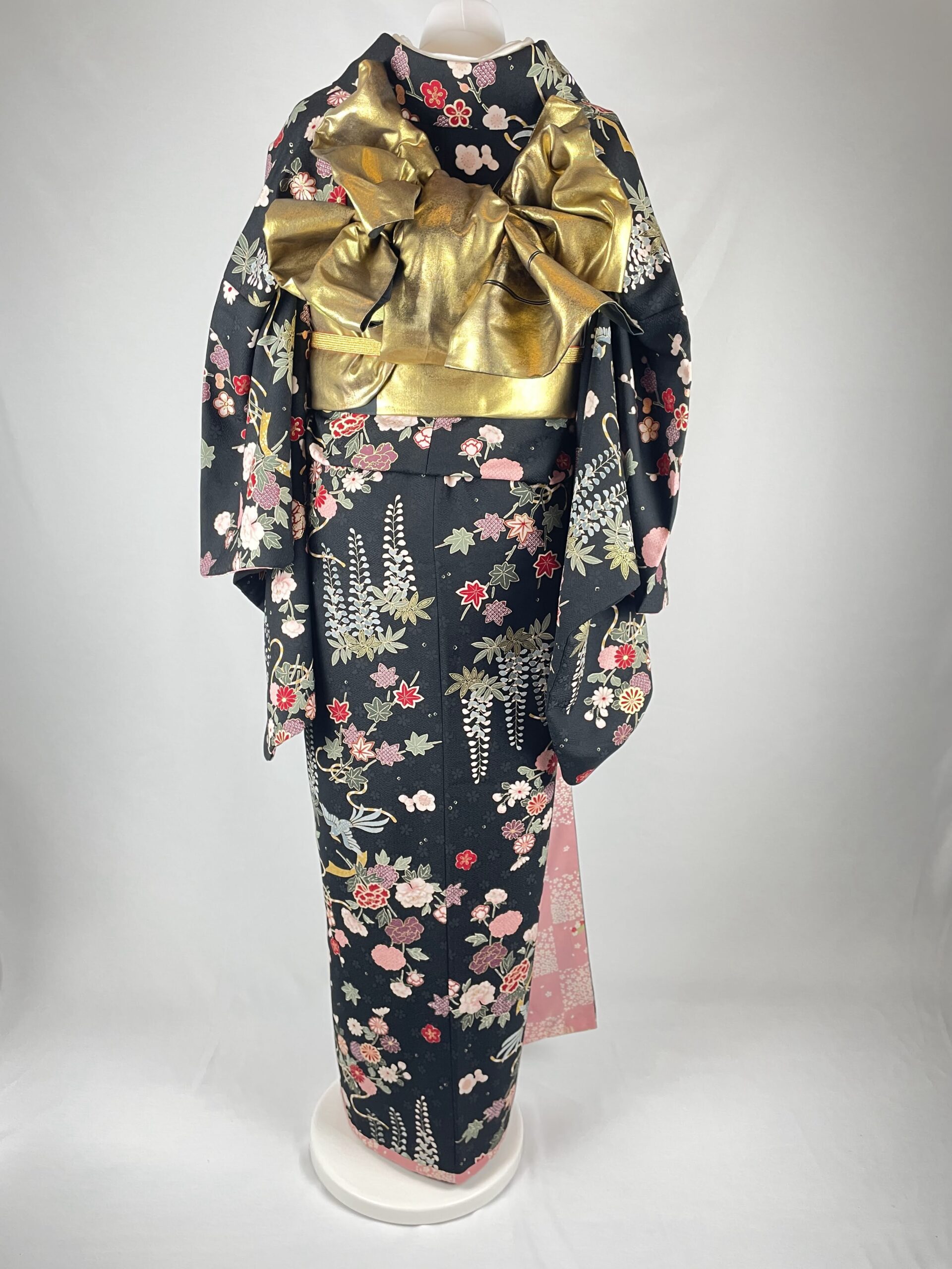 小振袖 FURISODE】（袖丈1尺8寸）総柄 黒に和の花咲くがごとく遊ばんせ