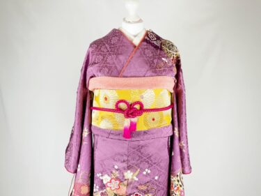 【小振袖　FURISODE】（袖丈1尺8寸）紫色に花菱の地紋　絞りと金駒刺繍に花咲く毬と蝶★正絹袷