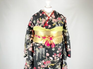 【小振袖　FURISODE】（袖丈1尺8寸）総柄　黒に和の花咲くがごとく遊ばんせ　裾吹き綿仕立て★ポリエステル袷