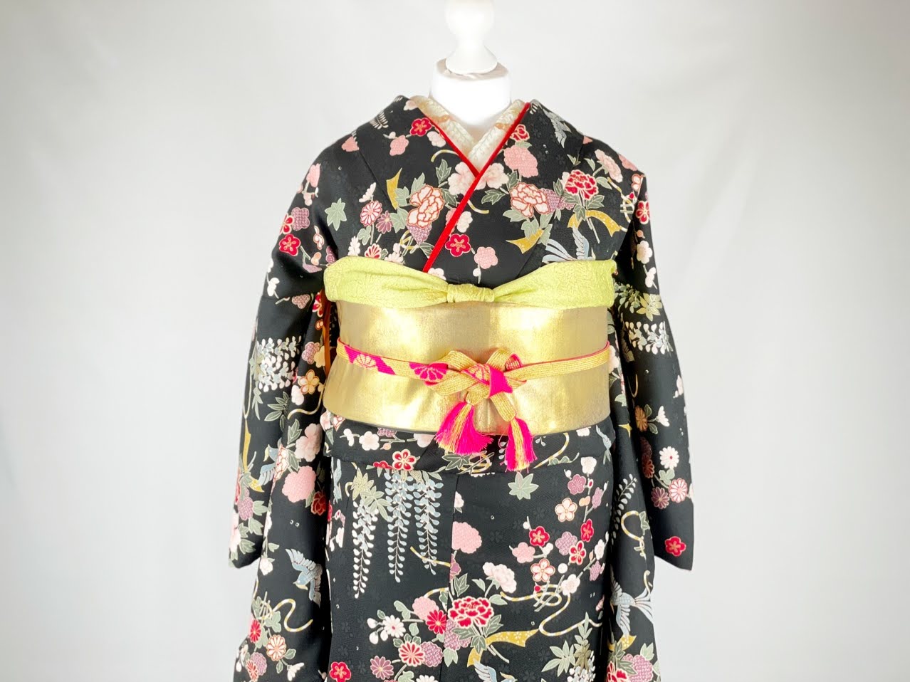 小振袖 FURISODE】（袖丈1尺8寸）総柄 黒に和の花咲くがごとく遊ばんせ 裾吹き綿仕立て☆ポリエステル袷│オランダ 着物 晴レル屋  Hallelujah Kimono